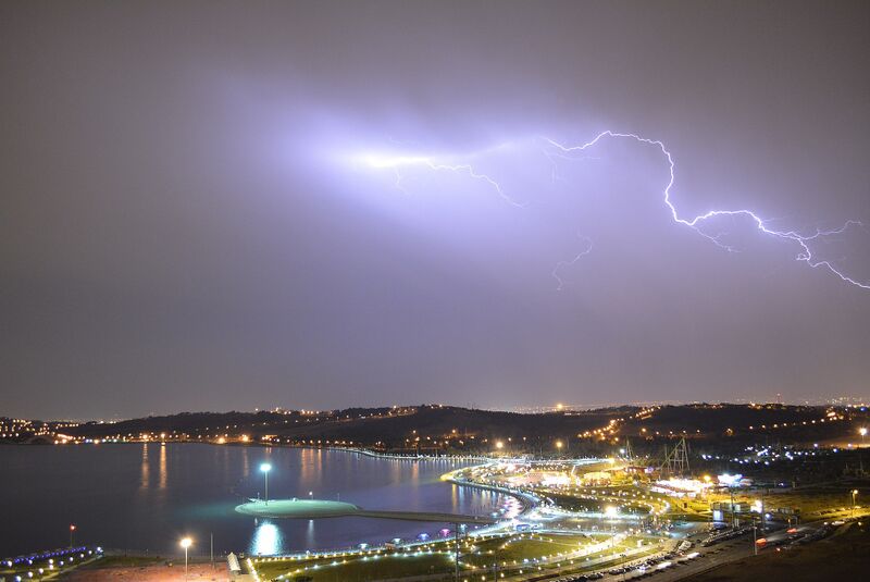 Файл:Chitgar Lake lightning Tehran.jpg